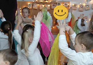 Na zdjęciu widzimy grupkę dzieci, które tańczą taniec z chustkami.