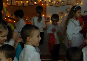 Na zdjęciu widzimy grupkę dzieci, które tańczą taniec z chustkami.