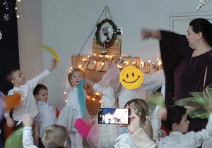 Na zdjęciu widzimy grupkę dzieci, które tańczą taniec z chustkami.