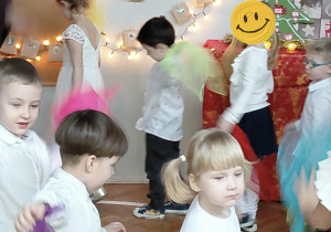 Na zdjęciu widzimy grupkę dzieci, które tańczą taniec z chustkami.