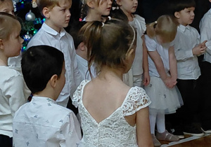 Na zdjęciu widzimy grupkę dzieci, które śpiewają piosenkę.