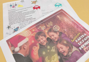 Zdjęcie przedstawia kartki świąteczne