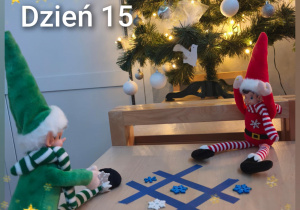 Elfy grają w kółko i krzyżyk