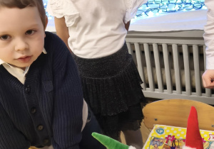 Dzieci patrzą co zrobiły Elfy