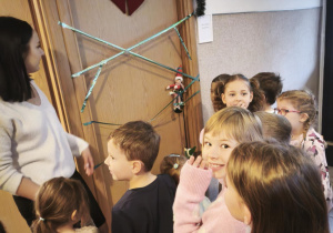 Dzieci rozmawiają z Panią dyrektor o psikusie