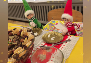 Elfy dzielą się opłatkiem