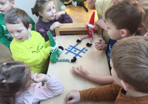 Dzieci patrzą co zrobiły Elfy