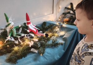 Dzieci oglądają Elfy aniołki