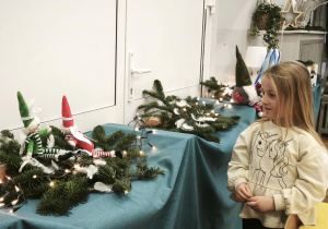 Dzieci oglądają Elfy aniołki