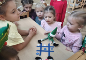 Dzieci patrzą co zrobiły Elfy