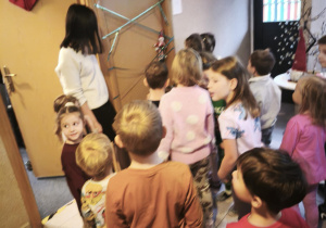 Dzieci rozmawiają z Panią dyrektor o psikusie