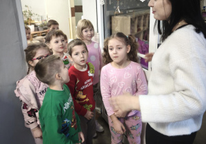 Dzieci rozmawiają z Panią dyrektor o psikusie