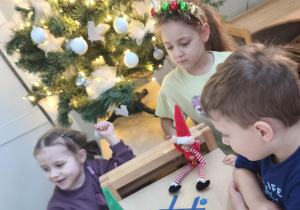 Dzieci patrzą co zrobiły Elfy