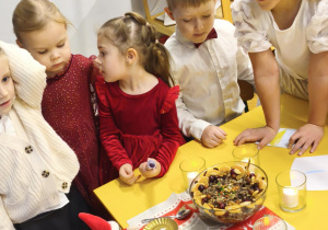 Dzieci patrzą co zrobiły Elfy