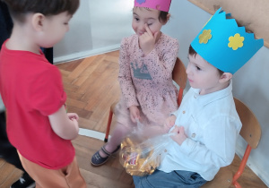 Chłopiec składa życzenia i częstuje się wafelkiem.