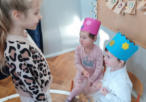 Dziewczynka składa życzenia i częstuje się wafelkiem.