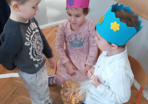 Chłopiec składa życzenia i częstuje się wafelkiem.