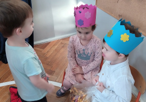 Chłopiec składa życzenia i częstuje się wafelkiem.