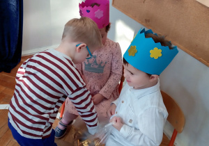 Chłopiec składa życzenia i częstuje się wafelkiem.