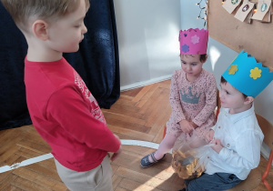 Chłopiec składa życzenia i częstuje się wafelkiem.