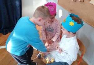 Chłopiec składa życzenia i częstuje się wafelkiem.