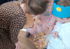 Dziewczynka składa życzenia i częstuje się wafelkiem.