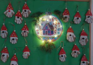 Zdjęcie przedstawia prace dzieci na tablicy.