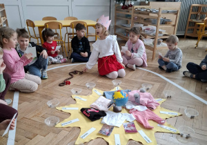 grupa dzieci w czasie montessoriańskich urodzin