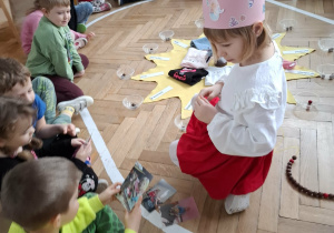 grupa dzieci w czasie montessoriańskich urodzin