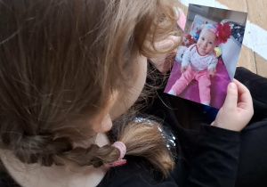 dziewczynka ogląda zdjęcie