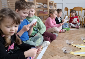 dzieci oglądają zdjęcia