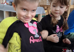 chłopiec przykłada śpiochy