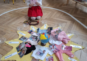 dziewczynka w urodzinowej koronie klęczy przed swoim urodzinowym słoneczkiem