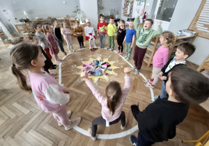 dzieci stoją na elipsie, śpiewają sto lat