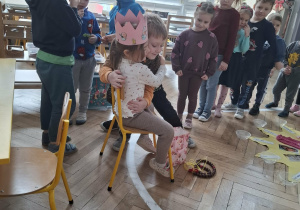 dzieci ustawione do składania życzeń urodzinowych