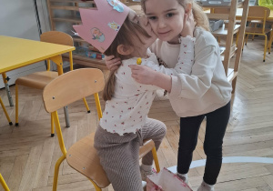 dwie dzieczynki się przytulają