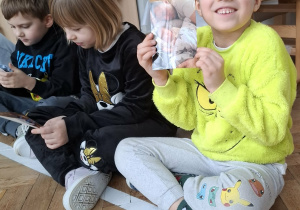 chłopiec pozuje ze zdjęciem