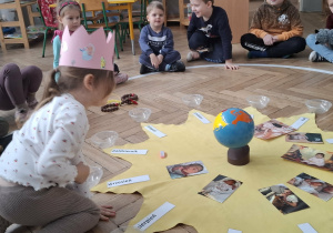 dziewczynka w koronie patrzy na swoje urodzinowe słoneczko