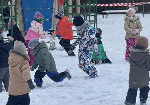 Zdjęcie przedstawia dzieci podczas wojny na śnieżki.
