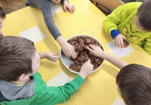 Dzieci jedzą Babeczki