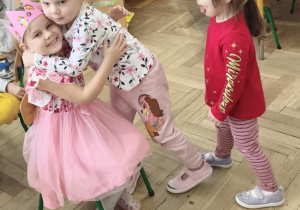 Dzieci składają życzenia Hani