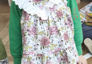 Chłopiec ogląda ubranka Hani