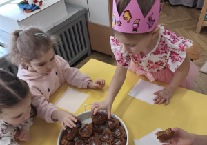 Dzieci jedzą Babeczki