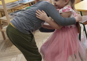 Dzieci składają życzenia Hani