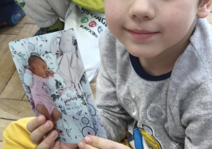 Dziecko ogląda zdjęcia Hani