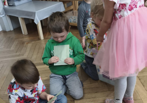 Hania wręcza upominki