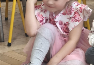 Dziewczynka ogląda ubranka Hani