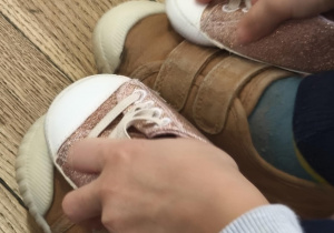 Chłopiec ogląda ubranka Hani