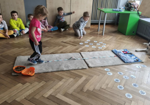 Dzieci chowają smaczki w macie węchowej a pies czeka