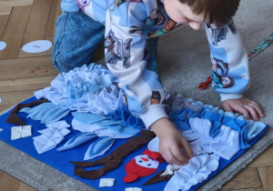 Dzieci chowają smaczki w macie węchowej a pies czeka